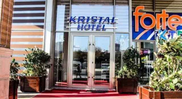 Kristal Hotel, Boek Hotel Bina Bakoe