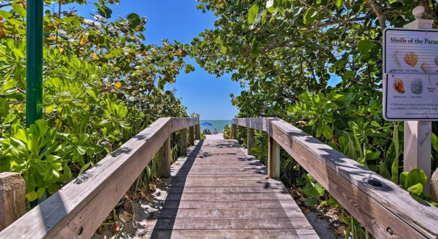 Апартаменты Updated Dtwn Naples Condo: Across From Beach!
