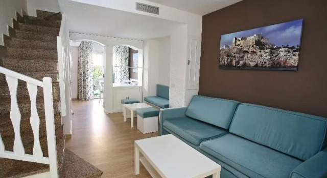Кровать в общем номере с 2 комнатами с балконом Apartamentos turísticos Jardines del Plaza