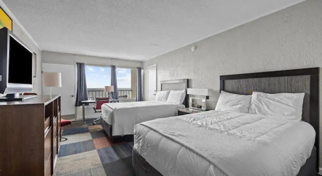 Четырёхместный номер Economy с балконом и oceanfront Oasis Hotel