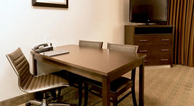 Четырёхместный номер Standard Embassy Suites Corpus Christi