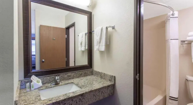 Номер Standard AmericInn by Wyndham Calumet