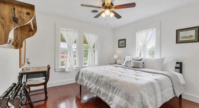 New! Charming Haus Near to Main St!, Забронировать Отель Фредериксберг Texas Wine Country, рядом с Театр Rockbox