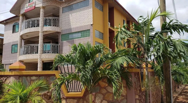 Nabegyi Hotel, Reserva ahora Hotel Hoteles en Ga East con aparcamiento, Aparcamiento