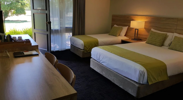 Трёхместный номер Superior с балконом Quality Inn Carriage House