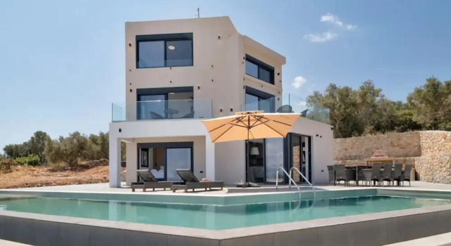 Villa Andria With 5 Bedrooms and 5 Bathrooms, Забронировать Вилла Отели периферии Ионических островов с парковкой, Парковка