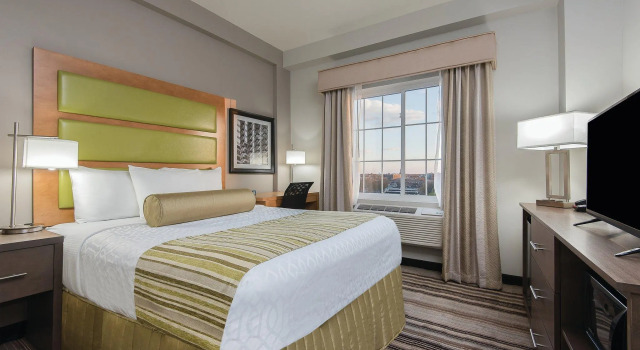 La Quinta Inn & Suites Brooklyn East, Забронировать Отель Краун-Хайтс Бруклин, рядом с Центр культурного наследия Уиксвилла