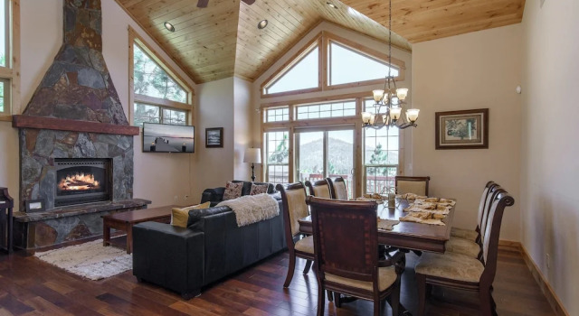 Stunning and Spacious in Truckee by RedAwning, Забронировать Отель Траки Скво-Вэлли, рядом с Гольф-клуб Tahoe Donner
