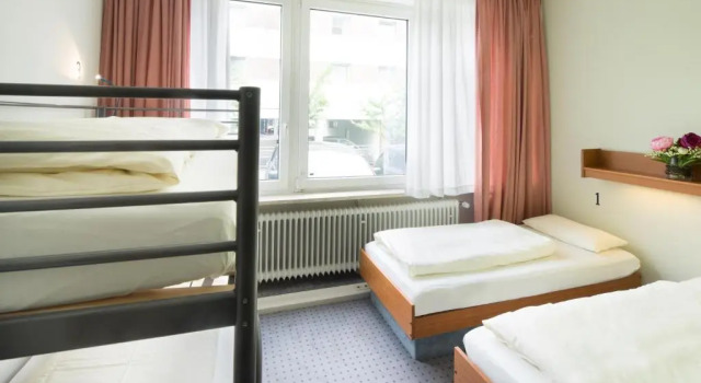 Кровать в общем номере Airport Hostel
