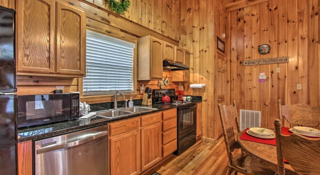 Коттедж Hidden Springs Cabin w/ Hot Tub, 2 Mi to Dollywood