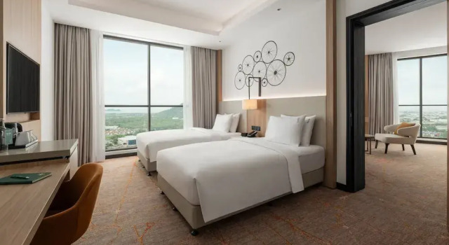 Люкс с кухней с обеденной зоной с 2 комнатами Holiday Inn & Suites Penang Prai by IHG