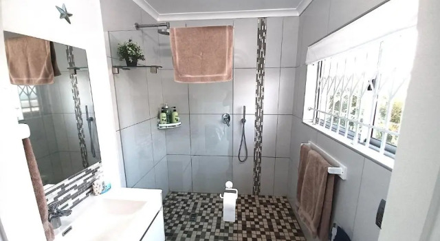 Close To Sea - Upstairs On-Suite Bedroom In Main House, Забронировать Отель Умхланга Durban North Coast, рядом с Granada Square Shopping Centre