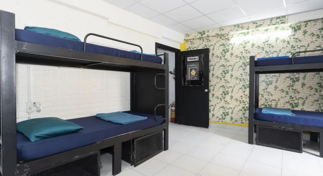 Кровать в общем номере с видом на город Hangout Hostel HCM