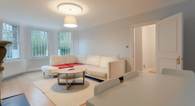 3 Bedroom House With Garden in Brondesbury