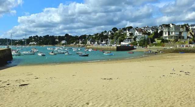 Charming holiday home, 200 m sandy beach, Locquirec