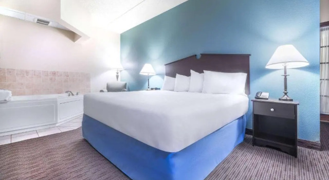 Люкс AmericInn by Wyndham Green Bay East