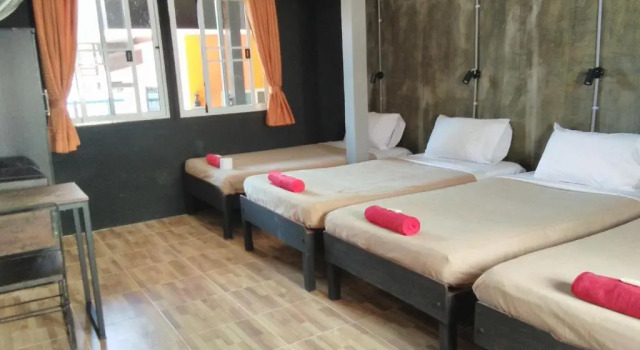 Кровать в общем номере North Star Guest House