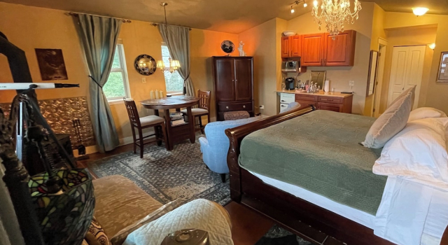 Двухместный люкс с видом на океан The Tuwanek Bed and Breakfast