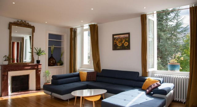 Апартаменты с балконом VILLA ILIXON - Appartements privés proche du centre de Luchon, parking, billard, jardin