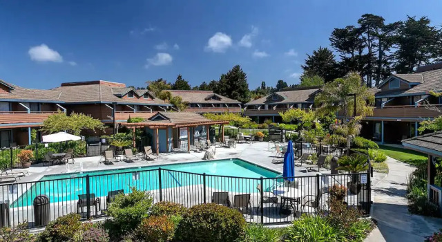 Кровать в общем номере Seacliff Inn Aptos, Tapestry Collection by Hilton