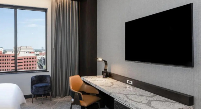 Четырёхместный номер Standard Renaissance Oklahoma City Downtown Bricktown Hotel
