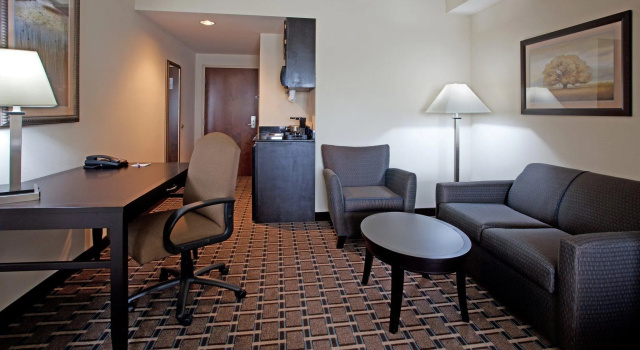 Четырёхместный люкс Holiday Inn Express Hotel & Suites Hope Mills-Fayetteville Airport by IHG