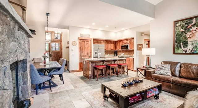 Ski-in 2 Bedroom Townhome at Mountain Thunder, Rezerwuj Dom wakacyjny Hotele w Vail Ski z parkingiem, Parking