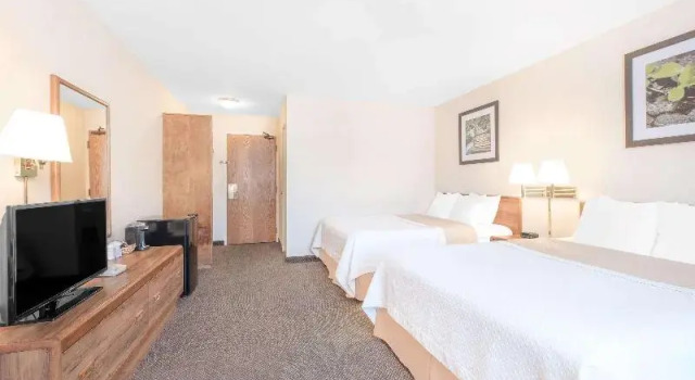 Четырёхместный номер Standard Days Inn by Wyndham West Rapid City