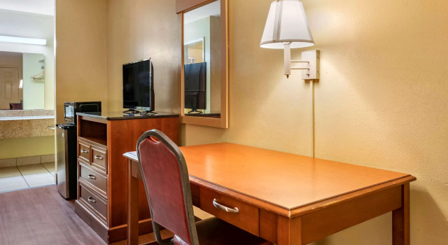 Четырёхместный номер Standard Econo Lodge Inn & Suites Maingate Central