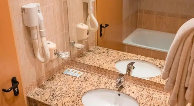Двухместный номер Comfort с балконом Hotel Avenue