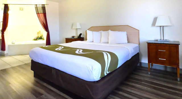 Quality Inn & Suites Lake Havasu City, Забронировать Отель Лейк-Хавасу-Сити штат Аризона, рядом с Queens Bay Country Club