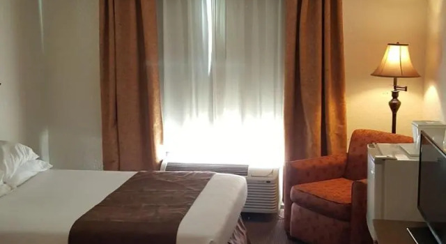 Четырёхместный номер Standard Americourt Hotel - Mountain City