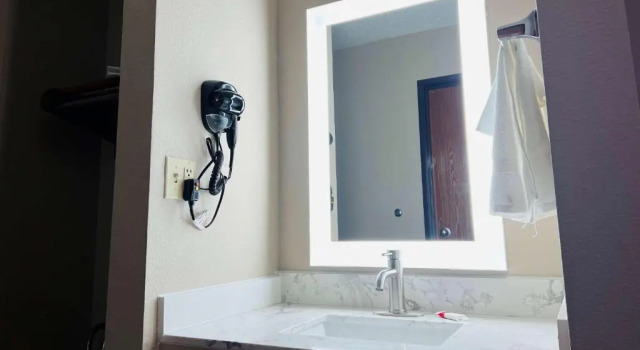 Четырёхместный номер Standard Super 8 by Wyndham Pratt