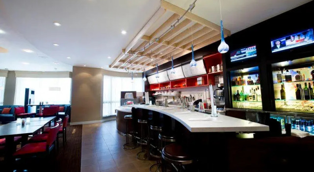 Кровать в общем номере Courtyard by Marriott Mississauga-Airport Corporate Centre West