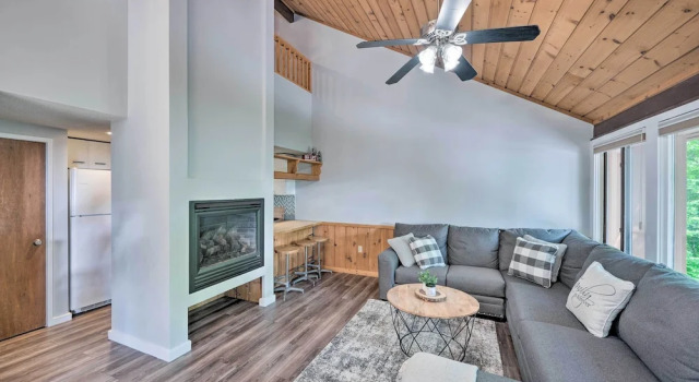 Village of Loon Condo in Lincoln w/ Pool Access, Varaa Huoneisto Hotellit New England uima-altaalla, Uima-allas