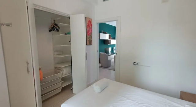 JOIVY Elegant Flat For 4 with 2 Balconies, Prenota Appartamento Hotel a Milano con parcheggio, vicino a Stazione Metro QT8, Parcheggio