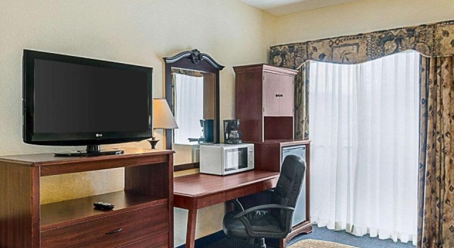 Люкс Quality Inn & Suites Worcester MA