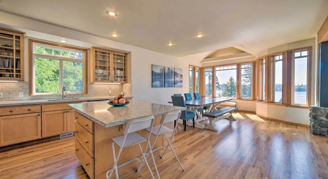 Spacious Lake Stevens Home w/ Fire Pit, Patio, Забронировать Дом для отпуска Лейк Стивенс штат Вашингтон