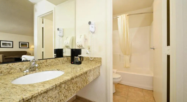 Четырёхместный номер Standard Best Western Sawmill Inn