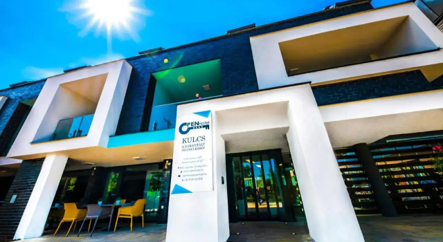 Open Hotel, Book Hotel Hoteller i Southern Great Plain med pool, Swimmingpool