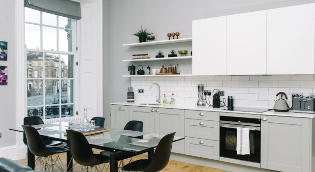 JOIVY Apartments - Huge 5* Georgian Apartment - Great Location, Забронировать Апартаменты/квартира Апартаменты Эдинбурга, рядом с St George's West Church, Апартаменты/квартира