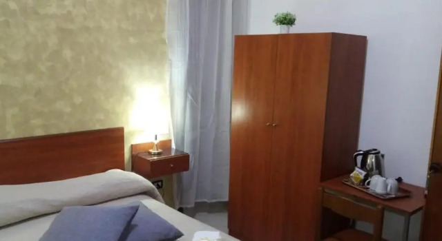 HOTEL CRISARI, Забронировать Отель Неаполь - Центральный вокзал Неаполь, рядом с Церковь Пио Монте делла Мизерикордия