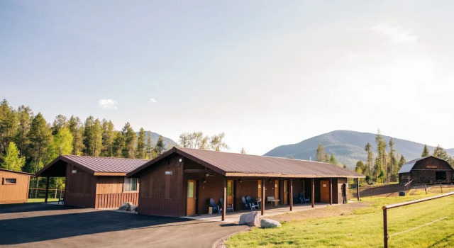 Кровать в общем номере Glacier Homestead