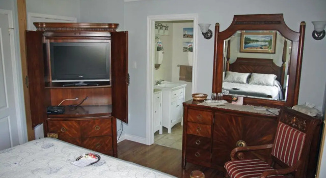 Двухместный номер Standard с видом на озеро Tucked Inn the Harbour Bed & Breakfast