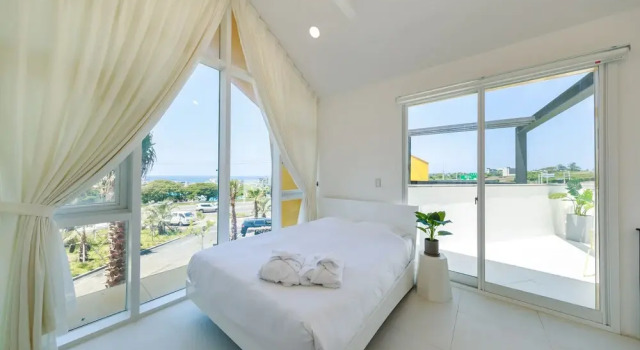Jeju the Huefulvilla, Забронировать Отель Аеуол-ли Чеджу, рядом с Публичная библиотека в городе Эволь