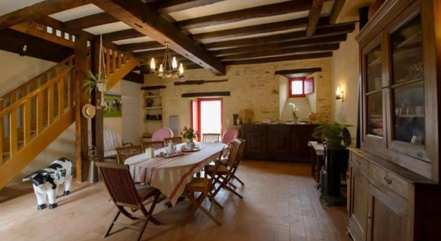 Maison de Campagne Spacieuse avec Piscine Privée et Jardin Clos - FR-1-306-1114, Забронировать Отель Отели Земель Луары с парковкой, Парковка
