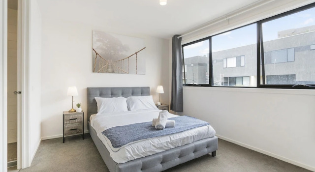 Roomerang at Grandvalley 9, Book Vacation Home Melbourne 