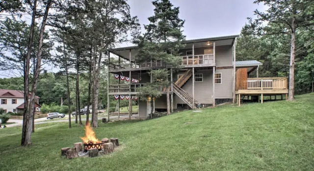 Коттедж с 4 комнатами с балконом Lakeside Blue Eye Escape w/ Game Room & Hot Tub!