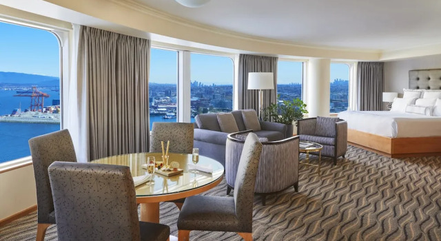 Номер Standard с красивым видом из окна Pan Pacific Vancouver