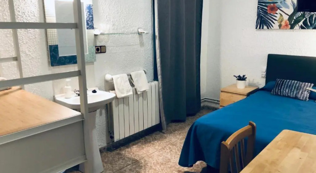 Pensión Carlos III, Book Hostel / Vandrerhjem Hostels i Baix Llobregat, Hostel / Vandrerhjem
